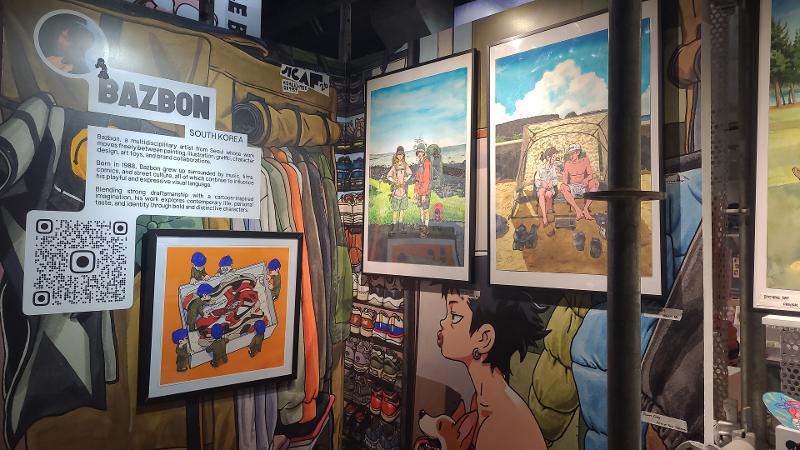 Karya BAZBON dikenal sangat dipengaruhi oleh budaya jalanan, budaya internet awal tahun 2000-an dan juga budaya berkemah. Foto di atas dipotret pada tanggal 3 Oktober 2026 di Agora Mall, Jakarta. 
