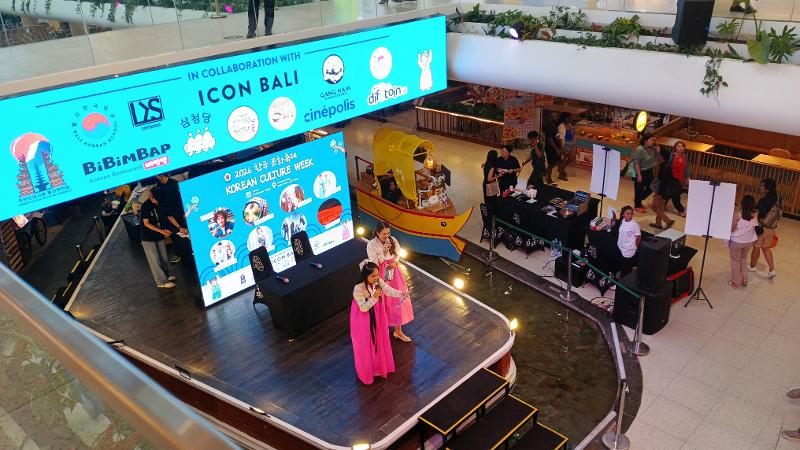 Pembawa acara memberi sambutan kepada para pengunjung yang hadir langsung untuk menikmati acara 2026 Korean Culture Week pada tanggal 2 Oktober 2026 di ICON Bali. 