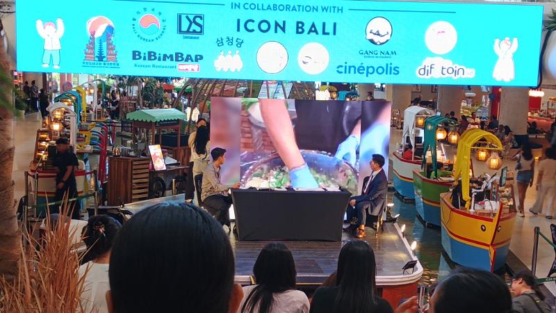 Para juri sedang menyimak video memasak peserta kontes memasak makanan Korea yang terpilih untuk diberi penilaian dalam acara 2026 Korean Culture Week pada tanggal 2 Oktober 2026 di ICON Bali. 