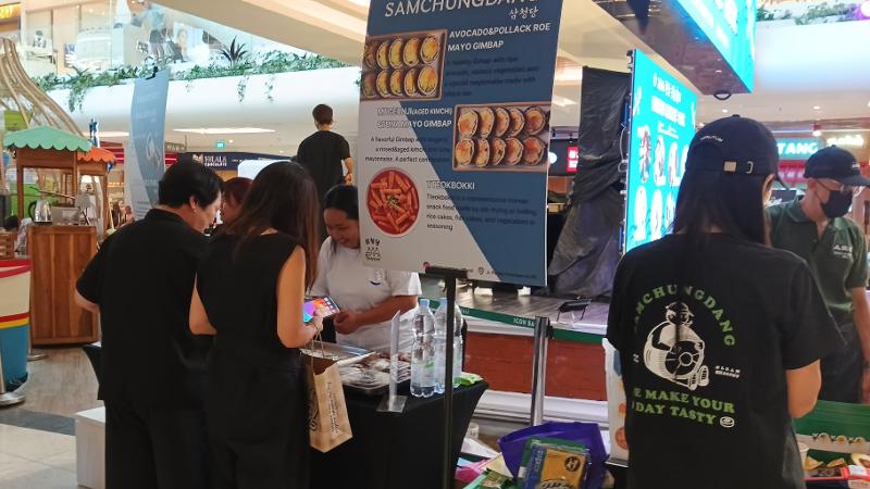 Macam-macam stan masakan Korea seperti kimbap dan tokpoki yang dapat dikunjungi oleh pengunjung dalam acara 2026 Korean Culture Week pada tanggal 2 Oktober 2026 di ICON Bali. 