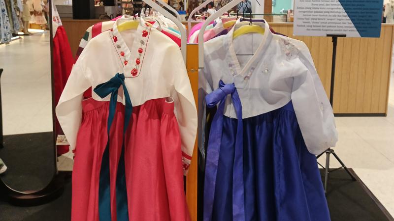 Hanbok dengan berbagai macam warna cantik yang dapat dicoba pengunjung secara gratis selama acara 2026 Korean Culture Week pada tanggal 2 Oktober 2026 di ICON Bali.  