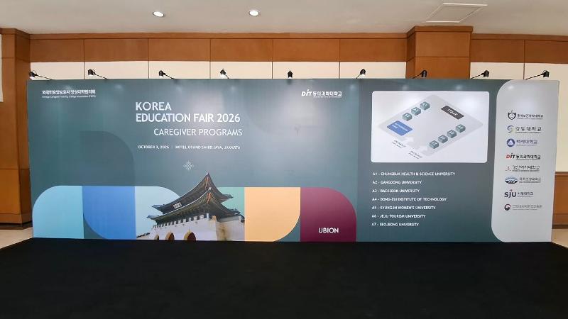 Area berfoto yang dilengkapi dengan denah pameran dan nama-nama universitas disediakan bagi pengunjung Korea Education Fair 2026: Caregiver Programs tanggal 3 Oktober 2026 di Hotel Grand Sahid Jaya, Jakarta. 