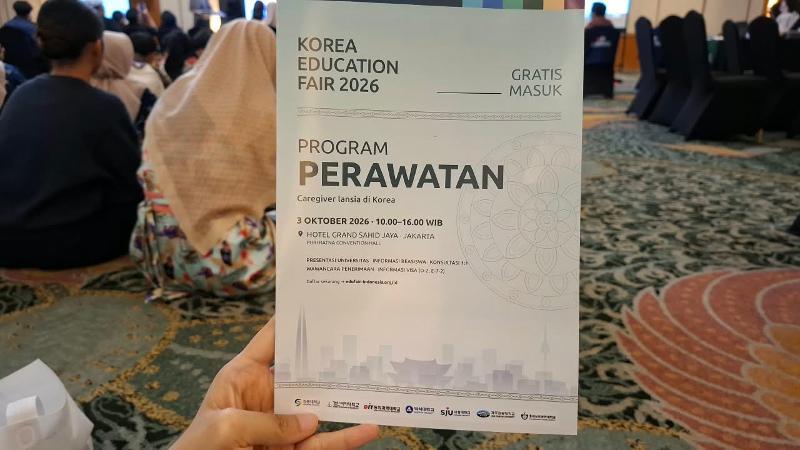 Brosur pameran Korea Education Fair 2026: Caregiver Programs tanggal 3 Oktober 2026 di Hotel Grand Sahid Jaya, Jakarta, disediakan bagi pengunjung yang hadir. 