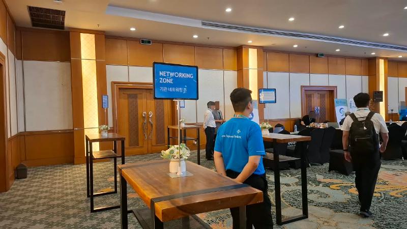 Zona berjejaring disediakan bagi institusi pendidikan Korea dan Indonesia untuk saling berdiskusi tentang peluang kerja sama pendidikan pada Korea Education Fair 2026: Caregiver Programs tanggal 3 Oktober 2026 di Hotel Grand Sahid Jaya, Jakarta. 