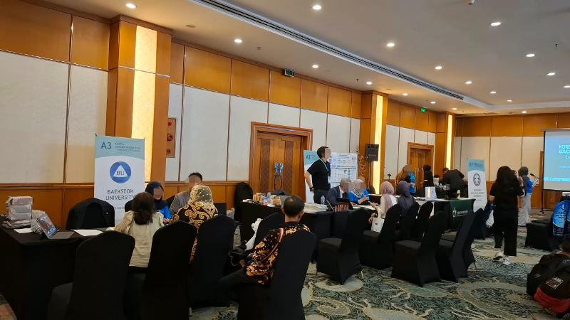 Potret para pengunjung sedang berkonsultasi dengan perwakilan universitas pada Korea Education Fair 2026: Caregiver Programs tanggal 3 Oktober 2026 di Hotel Grand Sahid Jaya, Jakarta. 