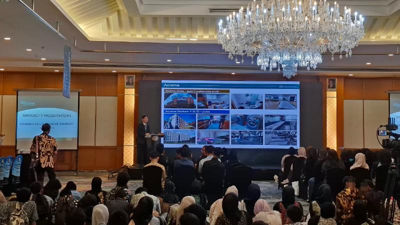 Sesi presentasi universitas Korea memberikan gambaran tentang kondisi universitas dan kehidupan perkuliahan di Korea kepada pengunjung Korea Education Fair 2026: Caregiver Programs tanggal 3 Oktober 2026 di Hotel Grand Sahid Jaya, Jakarta. 