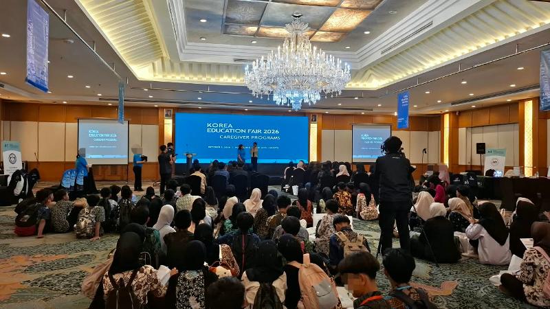 Potret seorang pengunjung menjawab pertanyaan dari staf pameran di sesi kuis interaktif setelah sesi presentasi universitas pada Korea Education Fair 2026: Caregiver Programs tanggal 3 Oktober 2026 di Hotel Grand Sahid Jaya, Jakarta.  