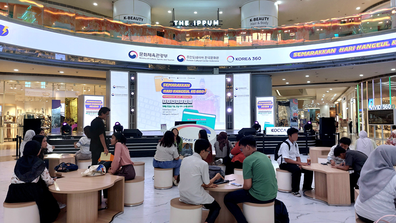 Potret suasana area acara Semarakkan Hari Hangeul Ke-580 yang diselenggarakan oleh Korean Cultural Center Indonesia (KCCI) pada Sabtu (10/10/2026) di Main Atrium, KOREA360, Jakarta. 