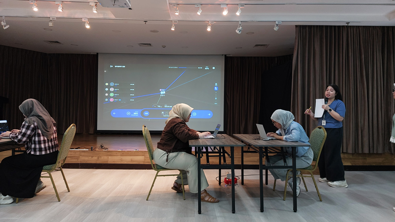 Potret suasana pertandingan para peserta dalam babak penyisihan Tantangan Ketik Kilat Hangeul yang diselenggarakan oleh KCCI pada Senin (05/10/2026) di Aula Multifungsi KCCI. 