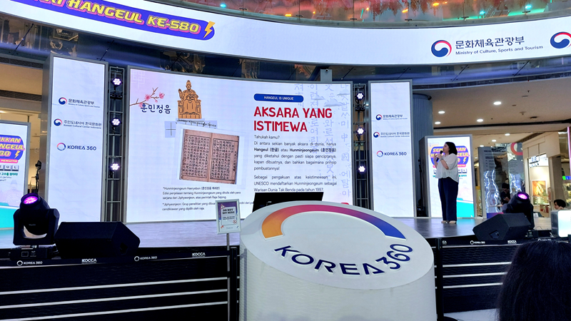 Potret Korean Cultural Center Indonesia (KCCI) memaparkan sejarah hangeul kepada para pengunjung acara Semarakkan Hari Hangeul Ke-580 pada Sabtu (10/10/2026) di Main Atrium, KOREA360, Jakarta. 