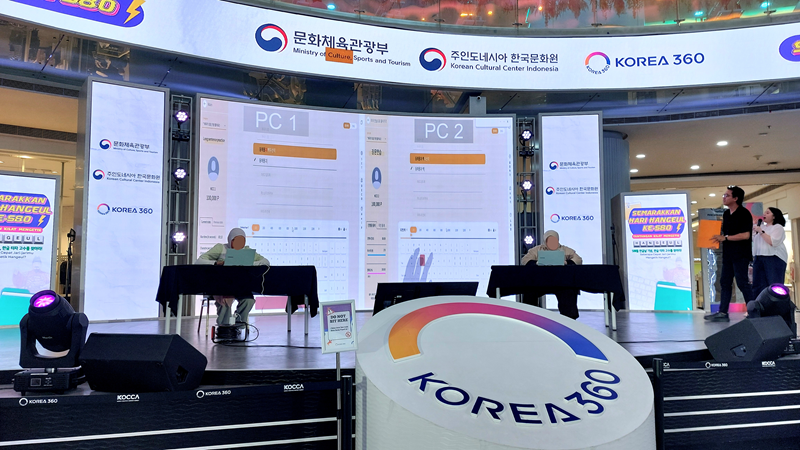 Potret dua orang peserta pertama yang bertanding mengetik lirik lagu kebangsaan Korea, Aegukga, dalam perlombaan Tantangan Ketik Kilat Hangeul yang diadakan pada Sabtu (10/10/2026) di Main Atrium, KOREA360, Jakarta. 