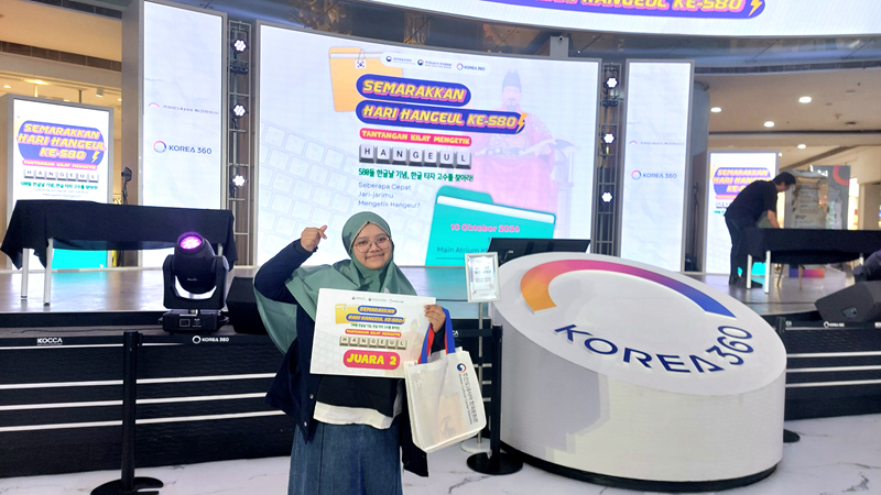 Potret penulis seusai meraih Juara 2 Tantangan Ketik Kilat Hangeul dalam acara Semarakkan Hari Hangeul Ke-580 yang diadakan pada Sabtu (10/10/2026) di KOREA360, Jakarta. 