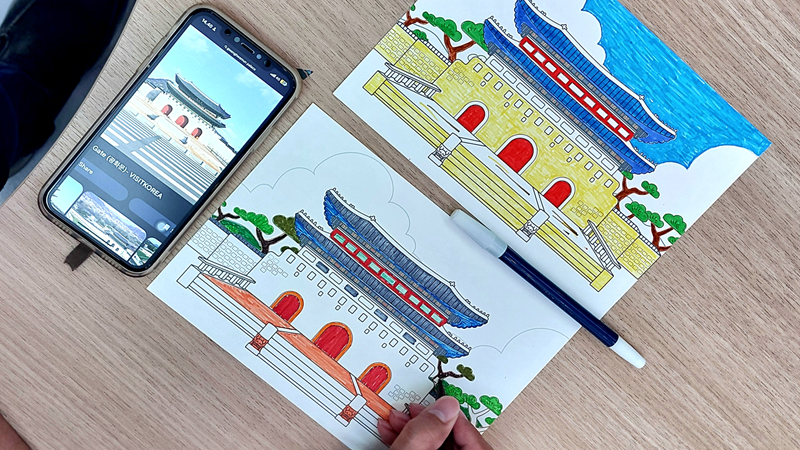 Potret kartu pos berdesain pintu gerbang Gwanghwamun pada Istana Gyeongbokgung yang diwarnai oleh para pengunjung acara Semarakkan Hari Hangeul Ke-580 pada Sabtu (10/10/2026) di Main Atrium, KOREA360, Jakarta.  