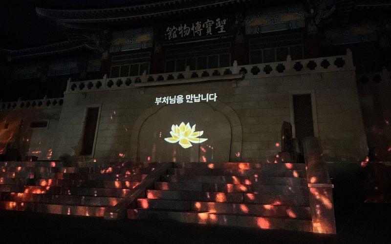Proyeksi motif bunga teratai menjadi bagian dari tata cahaya pada tanggal 10 Oktober 2026 di Kuil Tongdosa, Yangsan, Provinsi Gyeongsangnam.  