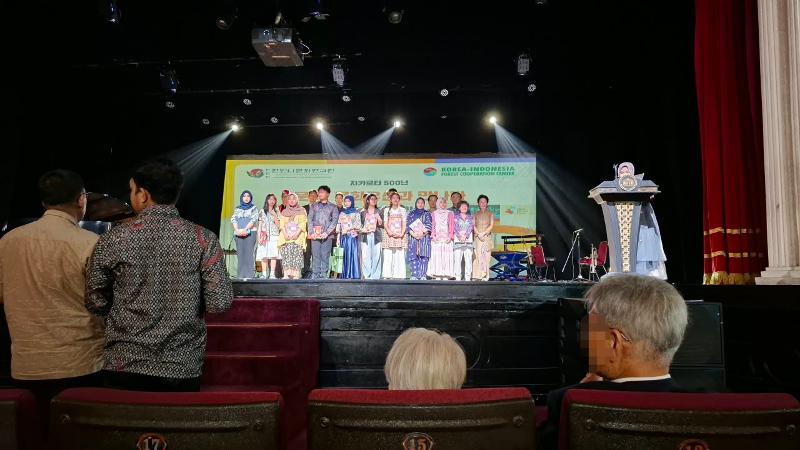 Para pemenang Sayembara Kisah Koreaku ke-3 berfoto bersama seusai menerima penghargaan pada Penganugerahan Penghargaan Sastra IKCS 2026 tanggal 19 September 2026 di Gedung Kesenian Jakarta. 