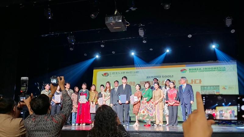 Potret pemenang Sayembara Cerita Indonesia ke-15 kategori Umum Korea pada Penganugerahan Penghargaan Sastra IKCS 2026 tanggal 19 September 2026 di Gedung Kesenian Jakarta. 