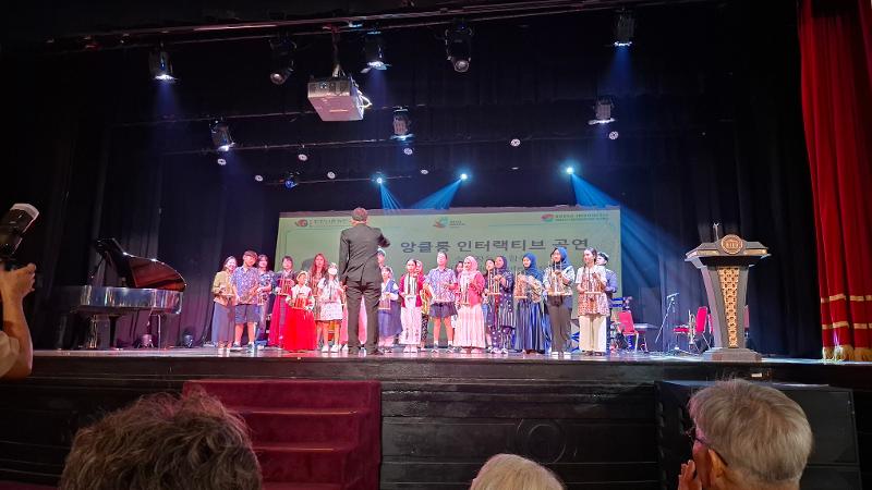 Pertunjukan Angklung Interaktif oleh para pemenang Sayembara Sastra IKCS 2026 mewarnai panggung Penganugerahan Penghargaan Sastra IKCS 2026 tanggal 19 September 2026 di Gedung Kesenian Jakarta. 