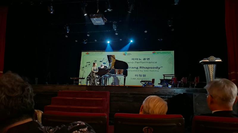 Potret Lee Jungwon memainkan lagu Arirang Rhapsody pada Penganugerahan Penghargaan Sastra IKCS 2026 tanggal 19 September 2026 di Gedung Kesenian Jakarta. 