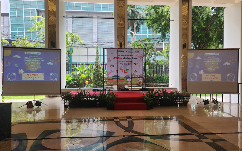 Area panggung KSIJ Festival Budaya 2026: Hangeul Day & Chuseok pada tanggal 11 Oktober 2026 di Universitas Katolik Indonesia Atma Jaya, Jakarta. 