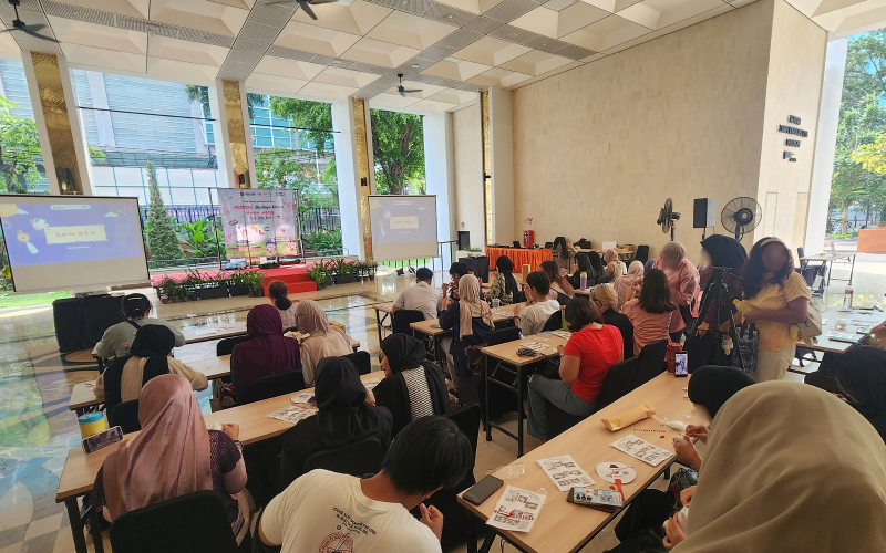 Peserta membuat norigae dalam lokakarya KSIJ Festival Budaya 2026: Hangeul Day & Chuseok pada tanggal 11 Oktober 2026 di Universitas Katolik Indonesia Atma Jaya, Jakarta. 