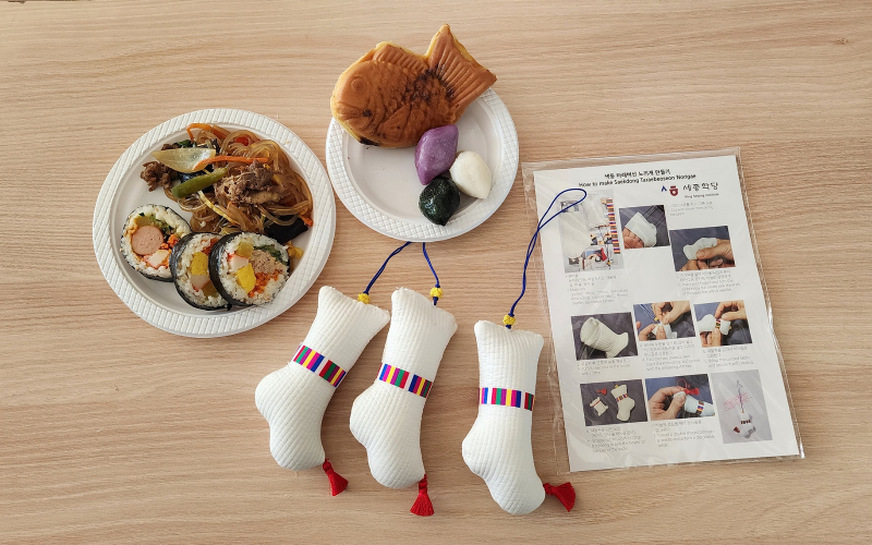 Sajian kuliner Korea dan kerajinan tradisional norigae ditampilkan dalam KSIJ Festival Budaya 2026: Hangeul Day & Chuseok pada tanggal 11 Oktober 2026 di Universitas Katolik Indonesia Atma Jaya, Jakarta. 