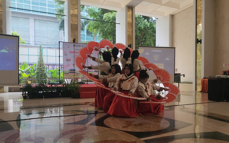 Penampilan tari kipas tradisional Korea bernama buchaechum memeriahkan panggung KSIJ Festival Budaya 2026: Hangeul Day & Chuseok pada tanggal 11 Oktober 2026 di Universitas Katolik Indonesia Atma Jaya, Jakarta. 