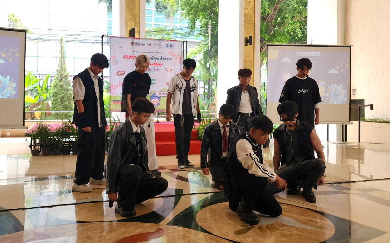 Penampilan K-Pop Dance Cover memeriahkan panggung KSIJ Festival Budaya 2026: Hangeul Day & Chuseok pada tanggal 11 Oktober 2026 di Universitas Katolik Indonesia Atma Jaya, Jakarta. 