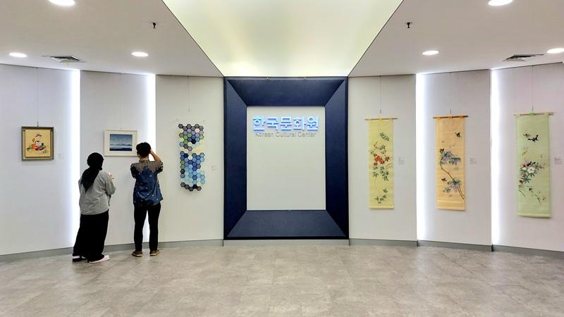Potret suasana lobi Korean Cultural Center Indonesia (KCCI) pada hari Selasa (13/10/2026) yang menampilkan enam karya seni tradisional Korea. 
