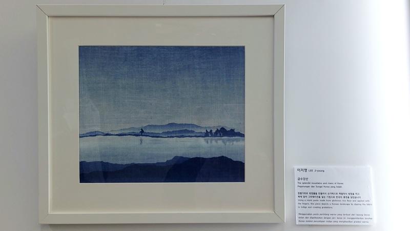 Potret karya seniman Lee Ji-young berjudul Pegunungan dan Sungai Korea yang Indah di lobi Korean Cultural Center Indonesia (KCCI) pada hari Selasa (13/10/2026). 