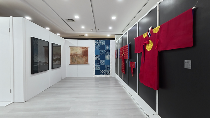 Potret area pertama pada ruang utama pameran pertukaran kerajinan tradisional Korea- Indonesia di Korean Cultural Center Indonesia (KCCI) pada hari Selasa (13/10/2026). 