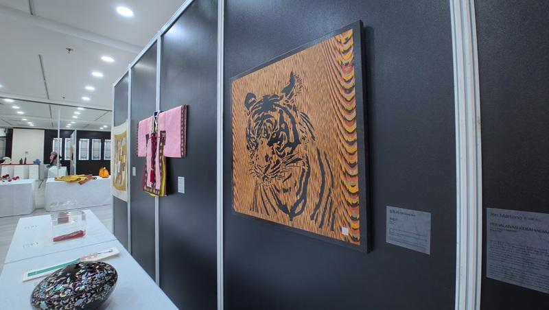 Potret lukisan harimau di atas kayu yang diwarnai dengan pola tradisional Korea di Korean Cultural Center Indonesia (KCCI) pada hari Selasa (13/10/2026). 