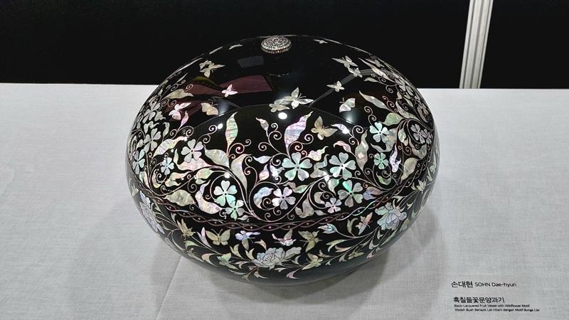 Potret wadah buah bermotif bunga liar karya Sohn Dae-hyun dengan hiasan dari cangkang kerang laut di Korean Cultural Center Indonesia (KCCI) pada hari Selasa (13/10/2026). 