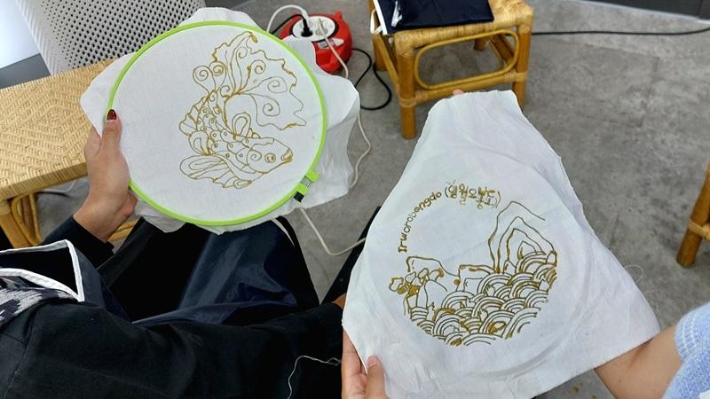 Potret dua motif kain dengan desain ikan, serta lukisan tradisional Korea, Irworobongdo, yang digunakan dalam kegiatan Pengalaman Membatik dengan Canting pada hari Rabu (14/10/2026) di KCCI. 