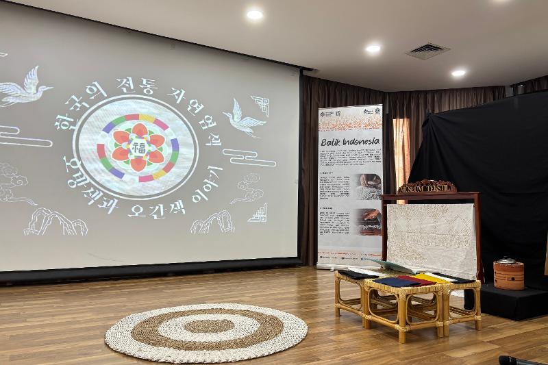 Pengaturan panggung untuk acara Teori Pewarnaan Tekstil: Obangsaek yang diadakan pada 13 Oktober 2026 di Korean Cultural Center Indonesia, Jakarta.  