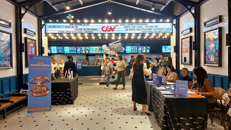 Potret tempat registrasi dan penukaran tiket ASEAN Korea Film Festival (AKFF) 2026 pada hari Kamis (15/10/2026) di CGV Pacific Place, Jakarta.