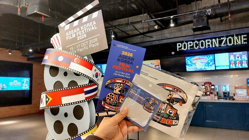 Potret brosur ASEAN Korea Film Festival (AKFF) 2026 beserta suvenir pada hari Kamis (15/10/2026) di CGV Pacific Place, Jakarta. 