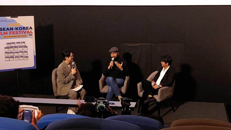 Potret dari kiri ke kanan, Kim Geba sebagai moderator, Luhki Herwanayogi, dan Aditya Ahmad, dua sutradara Indonesia pada sesi Special Conversation with FLY Directors hari Kamis (15/10/2026) di CGV Pacific Place, Jakarta 