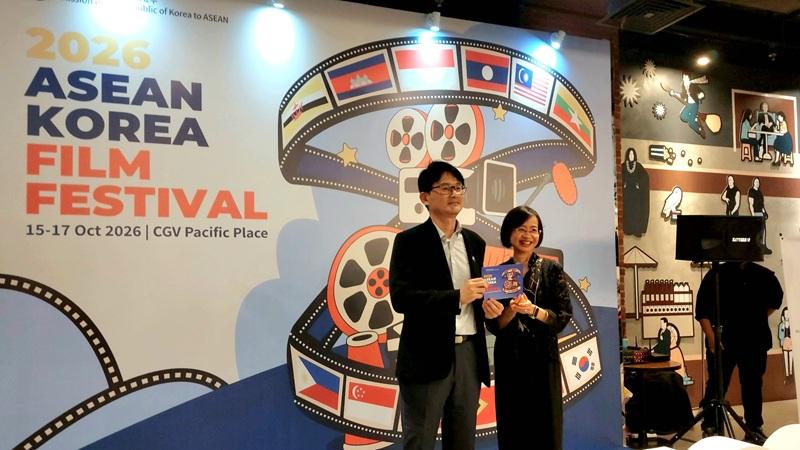 Potret Duta Besar ROK Mission to ASEAN, Lee Chul (kiri), bersama Duta Besar Thailand untuk ASEAN, Prinat Apirat (kanan), saat menghadiri acara pembukaan ASEAN Korea Film Festival (AKFF) 2026 pada hari Kamis (15/10/2026) di CGV Pacific Place, Jakarta. 