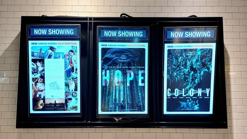 Potret papan yang menampilkan deretan film dalam ASEAN Korea Film Festival (AKFF) 2026 pada hari Kamis (15/10/2026) di CGV Pacific Place, Jakarta. 
