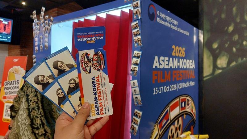 Pojok foto gratis juga tersedia dalam rangkaian ASEAN Korea Film Festival (AKFF) 2026 pada hari Jumat (16/10/2026), di CGV Pacific Place, Jakarta.  