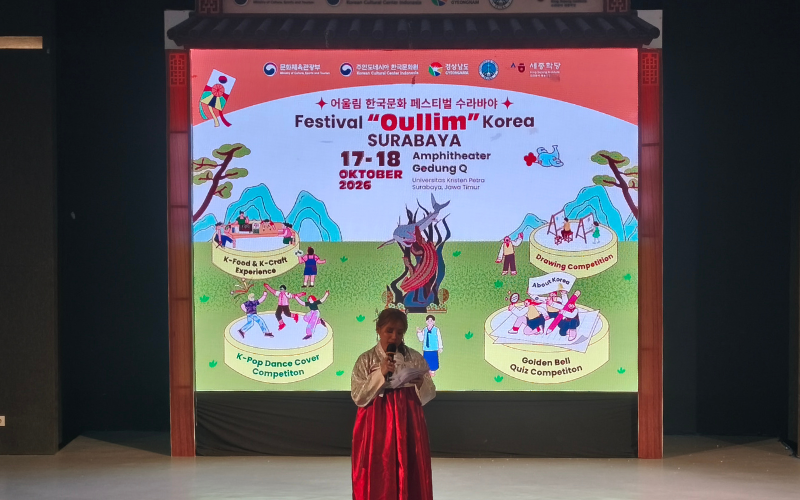 Potret pembawa acara mengawali pembukaan Festival Oullim Korea Surabaya pada hari Sabtu (17/10/2026) di Universitas Kristen Petra, Surabaya. 