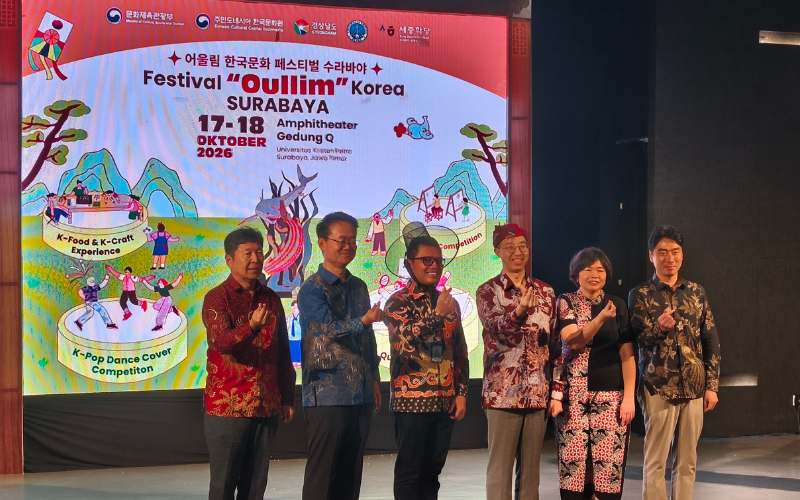 Para tamu naratama berpose dalam acara pembukaan Festival Oullim Korea Surabaya pada hari Sabtu (17/10/2026) di Universitas Kristen Petra, Surabaya. 