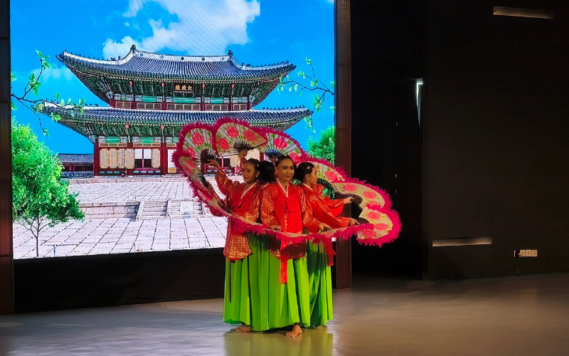 Penampilan tari buchaechum (kesenian tari kipas tradisional Korea) sebagai pembuka acara Festival Oullim Korea Surabaya pada hari Sabtu (17/10/2026) di Universitas Kristen Petra, Surabaya. 