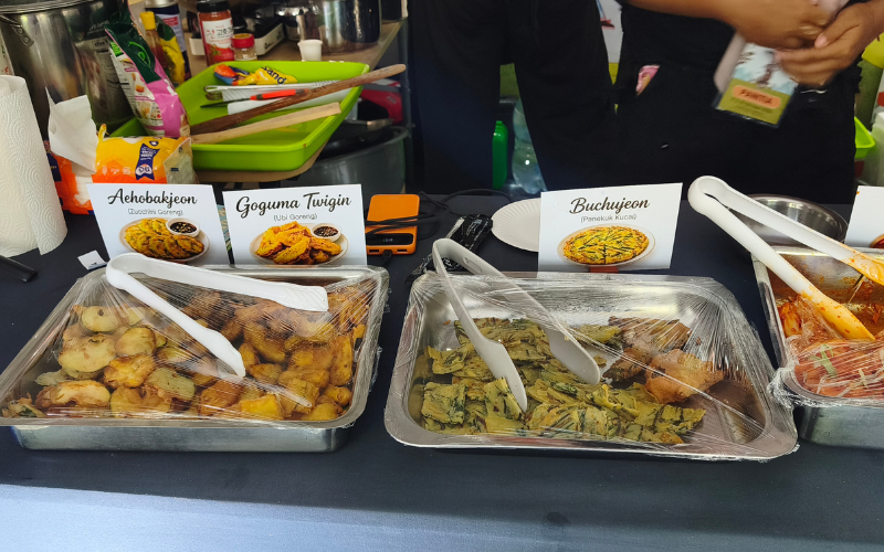 Potret beberapa contoh camilan khas Korea di stan K-Food Experience Festival Oullim Korea pada hari Sabtu (17/10/2026) di Universitas Kristen Petra, Surabaya. 