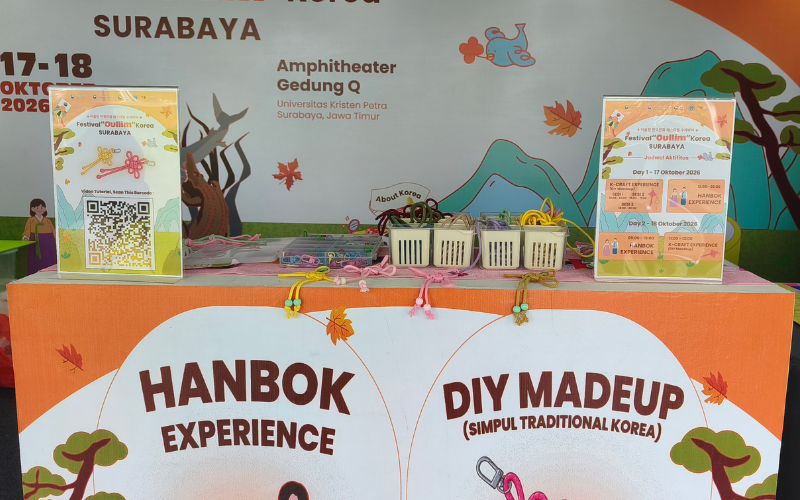 Potret stan Hanbok Experience bersebelahan dengan stan DIY Maedeup tempat pengunjung dapat mencoba hanbok dan membuat kerajinan simpul tali tradisional Korea pada Festival Oullim Korea hari Sabtu (17/10/2026) di Universitas Kristen Petra, Surabaya. 