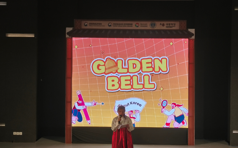 Potret pembawa acara memandu rangkaian acara Golden Bell Quiz Competition pada Festival Oullim Korea hari Sabtu (17/10/2026) di Universitas Kristen Petra, Surabaya.  