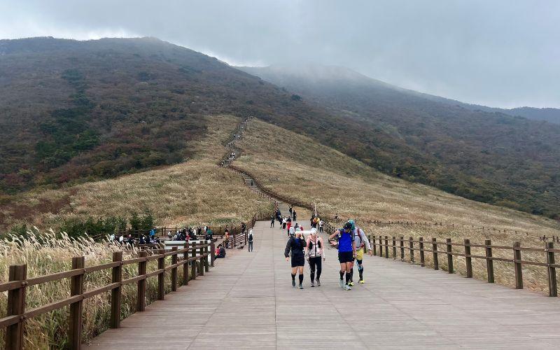Potret Ganwoljae yang diambil pada tanggal 18 Oktober 2026. Ganwoljae yang merupakan bagian dari Pegunungan Alpen Yeongnam di daerah sekitar perbatasan antara Ulsan, Yangsan, dan Miryang. 