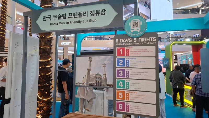 Potret zona berfoto dengan konsep halte bus khas Korea dan latar Masjid Pusat Seoul di stan KTO pada ASTINDO Muslim Friendly Travel Fair 2026 pada tanggal 18 Oktober 2026 di Mal Kota Kasablanka, Jakarta. 