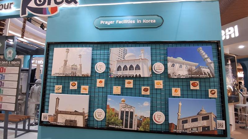 Pengunjung stan KTO di ASTINDO Muslim Friendly Travel Fair 2026 yang diselenggarakan pada tanggal 18 Oktober 2026 di Mal Kota Kasablanka, Jakarta. 
