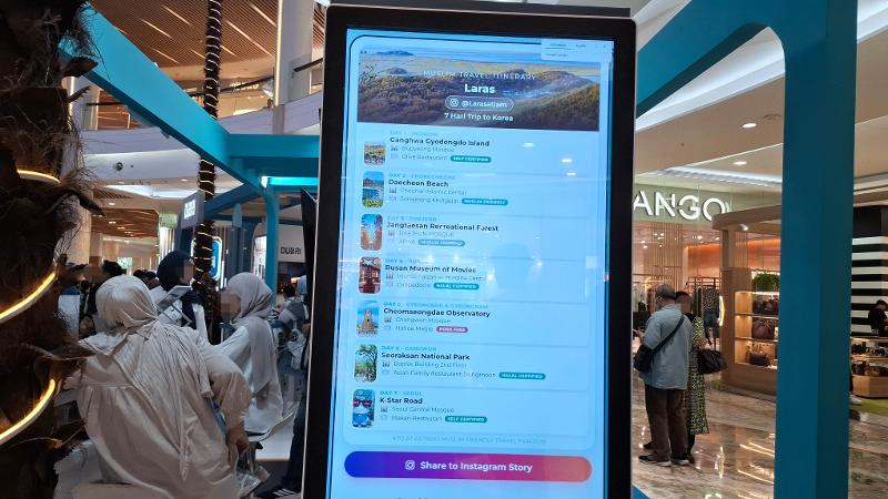 Penulis mencoba permainan menyusun rencana perjalanan wisata ramah Muslim di Korea ketika berkunjung ke stan KTO pada ASTINDO Muslim Friendly Travel Fair 2026 tanggal 18 Oktober 2026 di Mal Kota Kasablanka, Jakarta. 